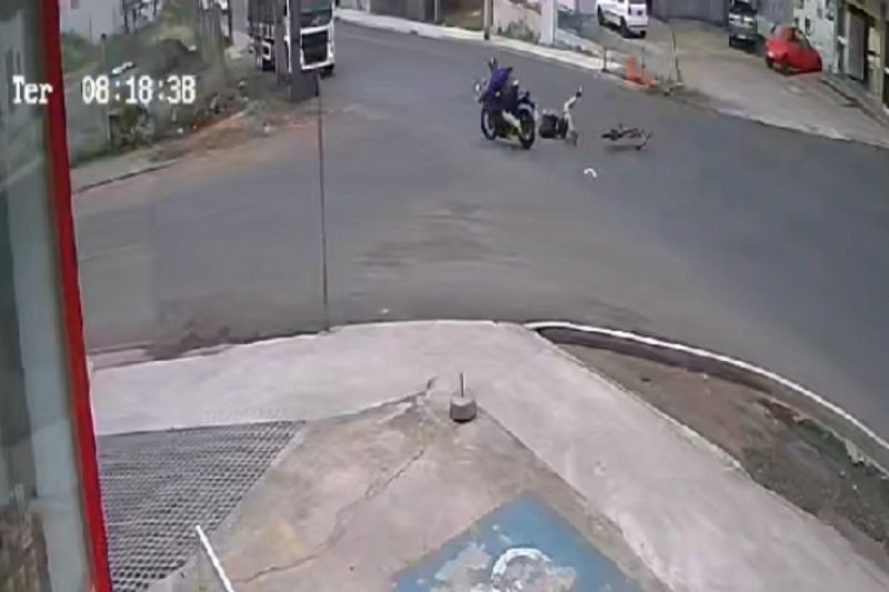 ciclista e motociclista foram arremessados após colisão 