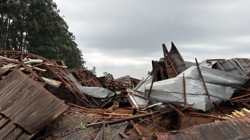 Ciclone deixou casas destelhadas em algumas cidades de Santa Catarina - Foto: Coredec Oeste SC/Reprodução/ND