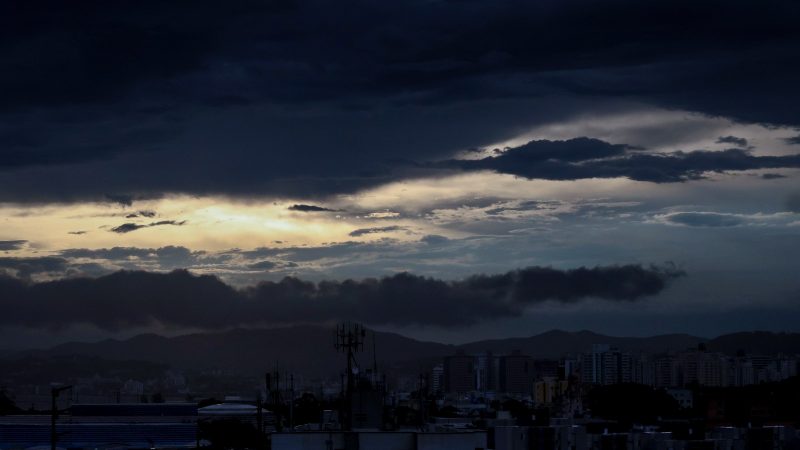 Foto mostra céu nublado encobrindo sol, chuvas podem atingir Litoral de Santa Catarina