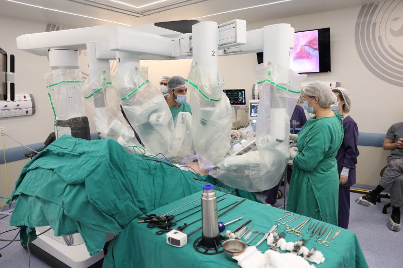 Cirurgia realizada com aux&iacute;lio de rob&ocirc; no Hospital Dona Helena, em Joinville – Foto: Hospital Dona Helena/Divulga&ccedil;&atilde;o/ND