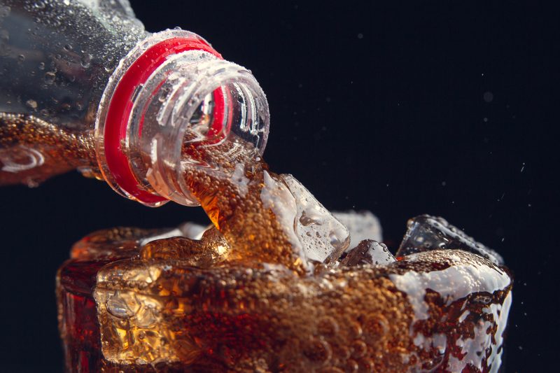 Refrigerante Coca-Cola em copo com gelo 