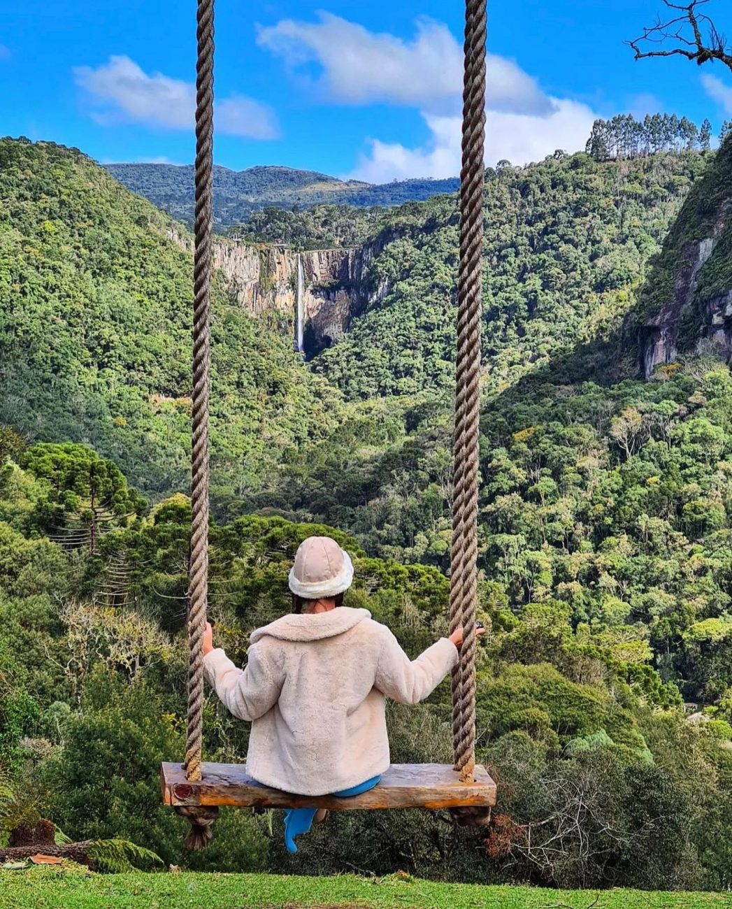 Outro dos atrativos do local é um balanço gigante com vista para a Cascata do Avencal, ao longe - @raquelback/Guaridão do Avencal/Redes Sociais