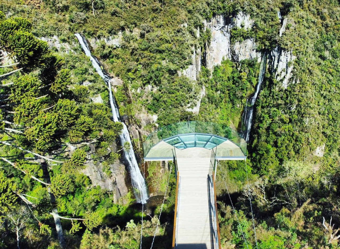 Coisas legais para fazer em Urubici: avançar por um desfiladeiro em uma passarela com a ponta de vidro e vista para cachoeiras - EcoParque Cachoeira Papuã/Redes Sociais/Divulgação