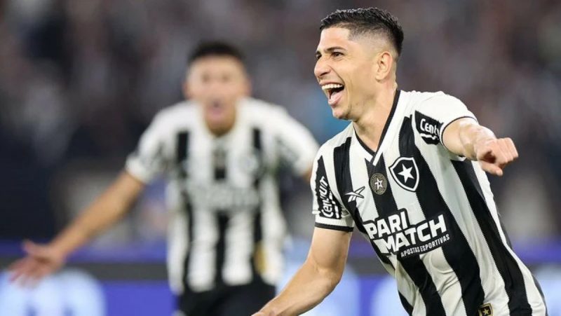 Com dois gols de Savarino, Botafogo abre vantagem para jogo de volta das semifinais da Libertadores