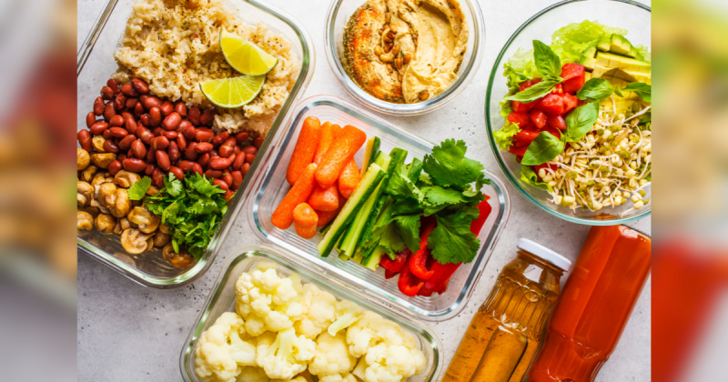 Comida em cima de mesa