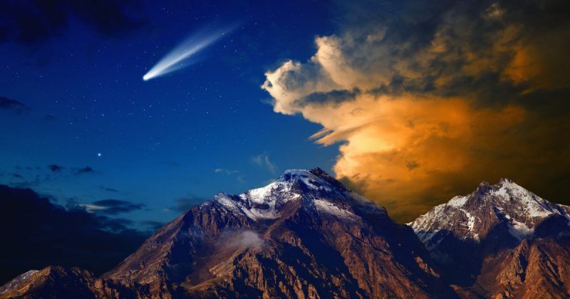 Imagem de montanhas com cometa caindo