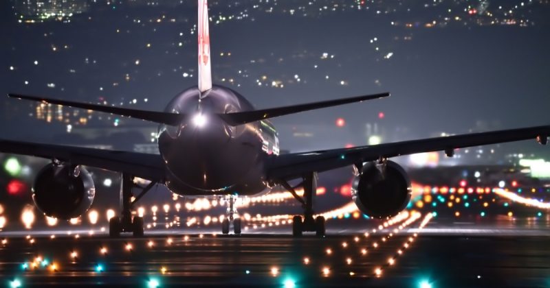 Avião pousando em aeroporto brilhoso