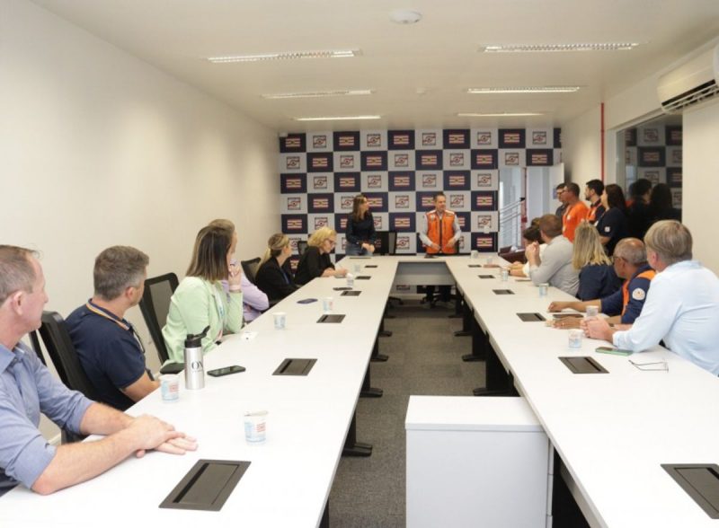 Comitiva de Lajeado durante encontro realizado com equipe de Blumenau na Defesa Civil da cidade