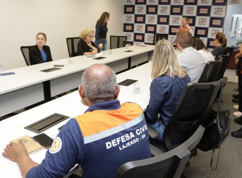 Comitiva de Lajeado durante encontro realizado com equipe de Blumenau na Defesa Civil da cidade