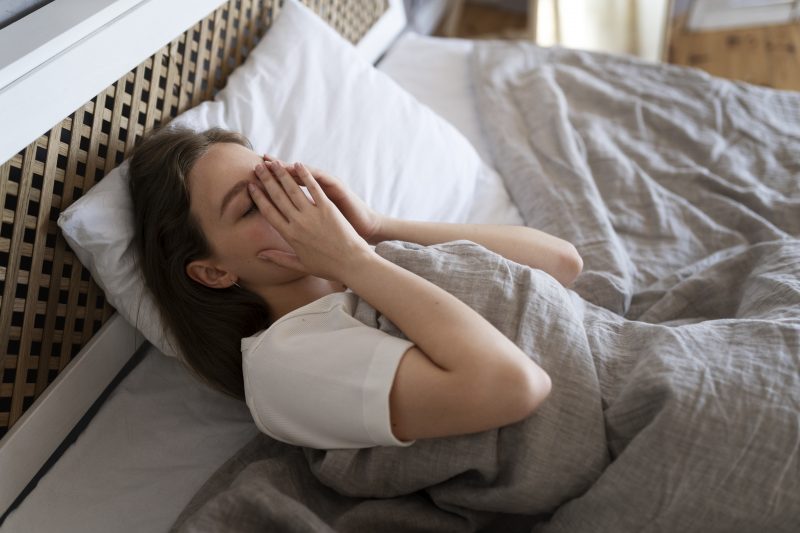 Mulher com dificuldade em fazer o sono voltar