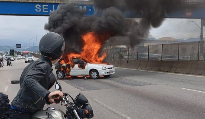 Veículos são incendiados em atentados na Grande Florianópolis