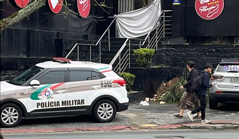 Viatura da Polícia Militar em frente a uma boate, para ilustrar o caso do agente da PM disparou e matou um cliente em boate de Florianópolis