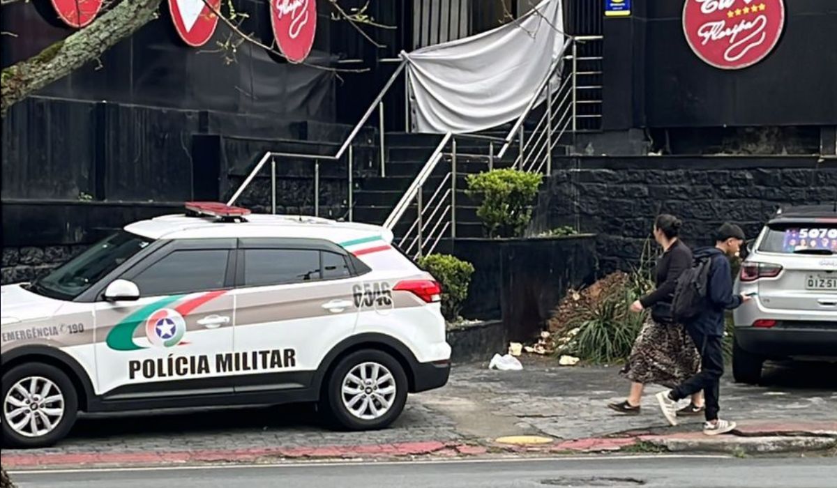 Corpo foi encontrado na escadaria da casa noturna, na área central de Florianópolis - Gabriel Prada/ ND