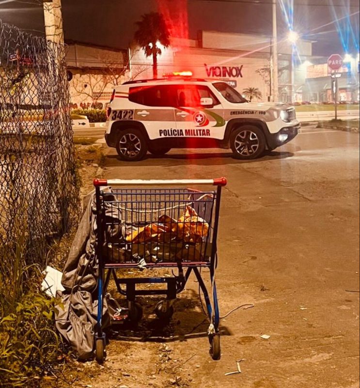 Imagem mostra carrinho de supermercado onde corpo foi encontrado