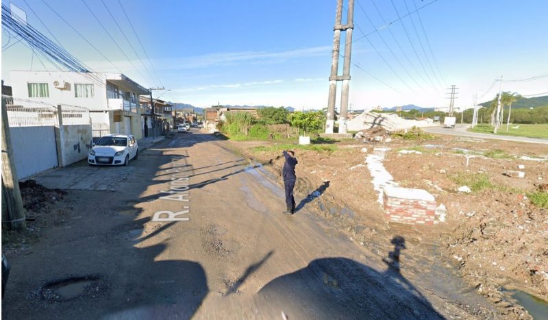 Corpo foi encontrado no final da rua Afonso Pena, em Palhoça &#8211; Foto: Google Street View/Reprodução/ND