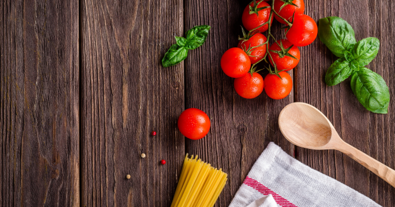 Tomates com colher de pau e macarrão