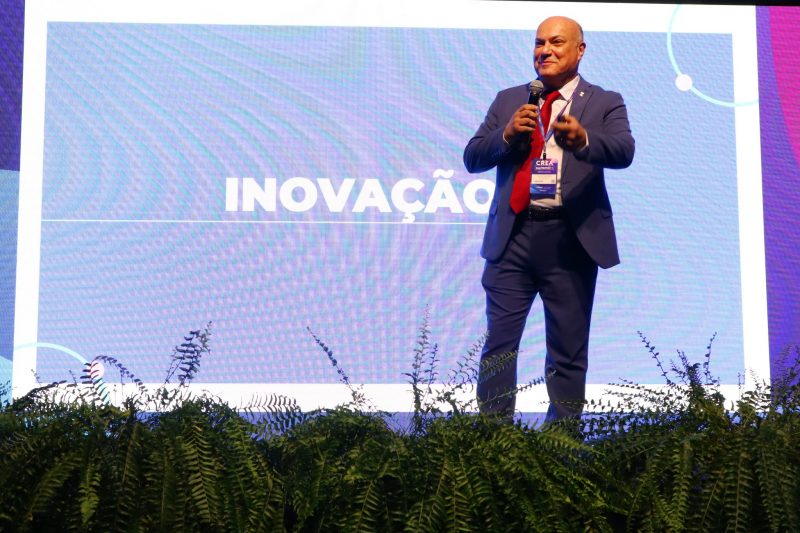 Imagem mostra presidente do Crea-SC, Kita Xavier