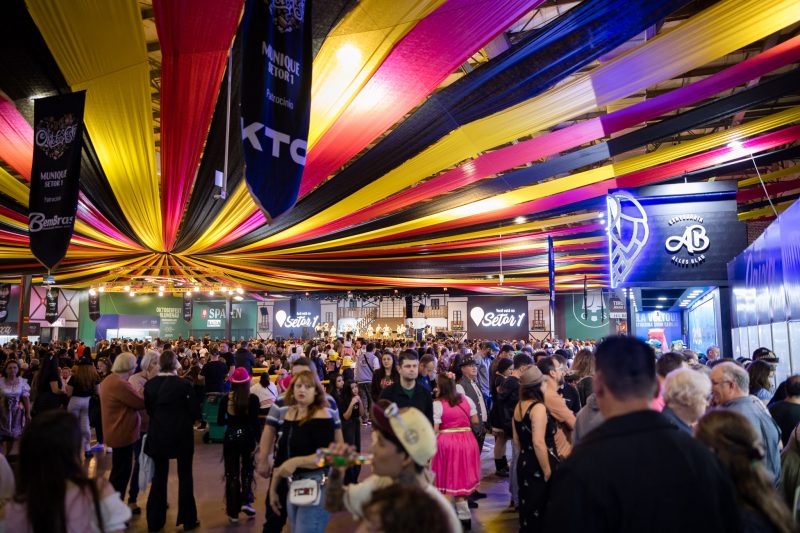 Imagem mostra pessoas na Oktoberfest