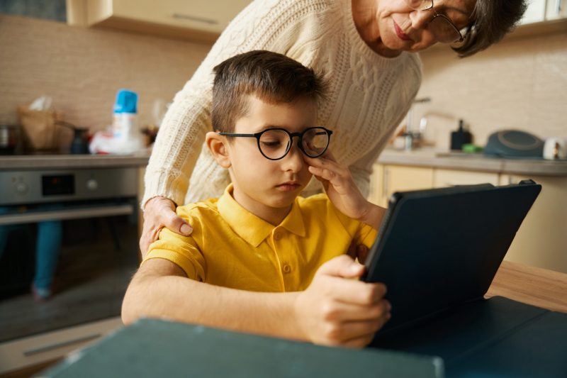 Tempo do filho no celular pode ser monitorado com ajuda de aplicativos