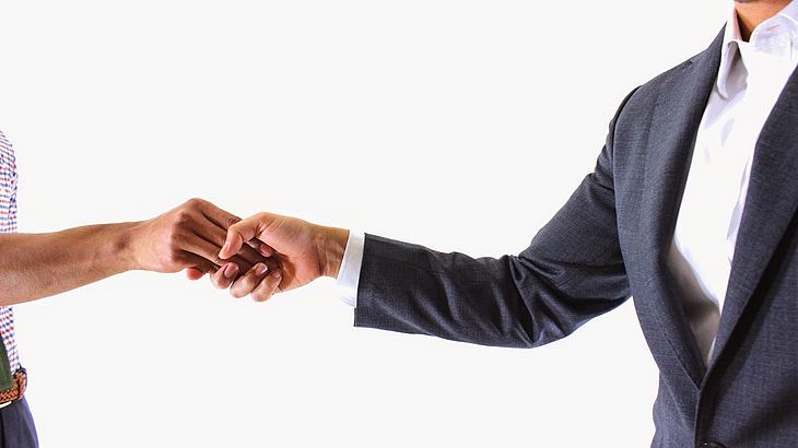 Cumprimento frouxo demonstra sinal de desinteresse – Foto: Reprodu&ccedil;&atilde;o/ND