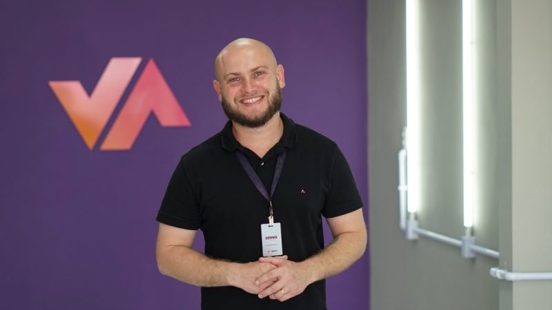 Dennis Alberto, de 30 anos, homem careca e de barba, com camisa preta