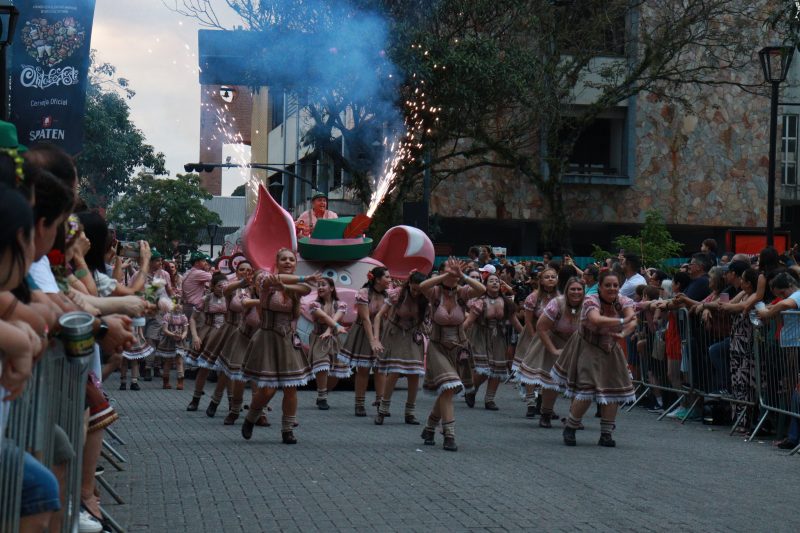 Primeiro desfile da 39ª Oktoberfest Blumenau celebra tradição e paixão pela festa &#8211; Foto: Júlio Maistroviz DM Fotos/Reprodução ND