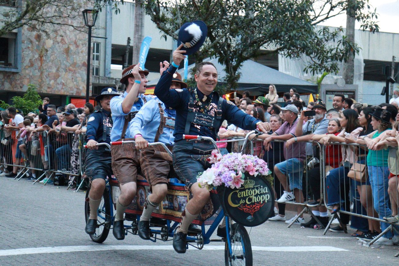 Diversas bicicletas fizeram parte do desfile - Júlio Maistroviz DM Fotos/Reprodução ND