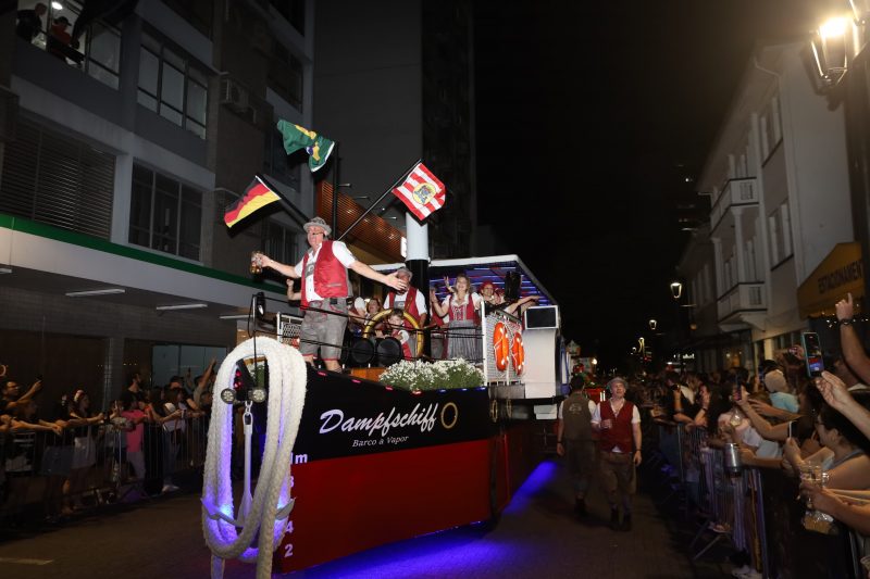 Carro alegórico que imita embarcação durante desfile da Oktoberfest Blumenau