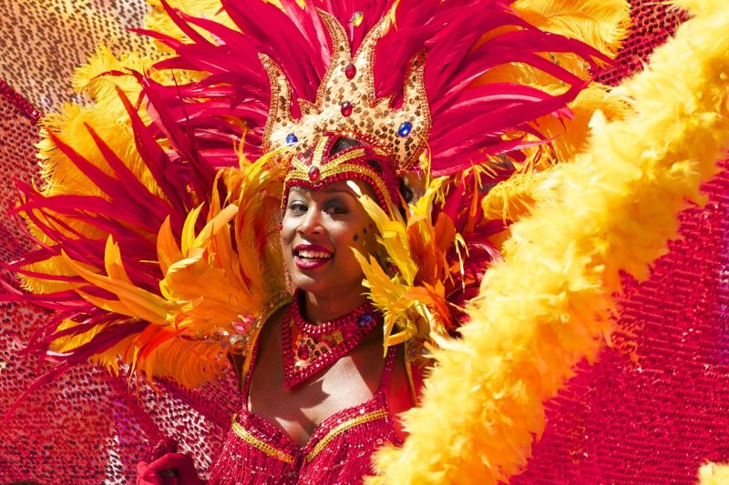 Mulher com fantasia de carnaval