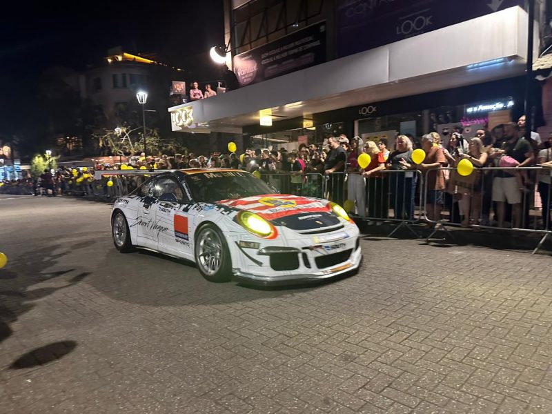 Porsche foi uma das atrações no desfile da Oktoberfest Blumenau 