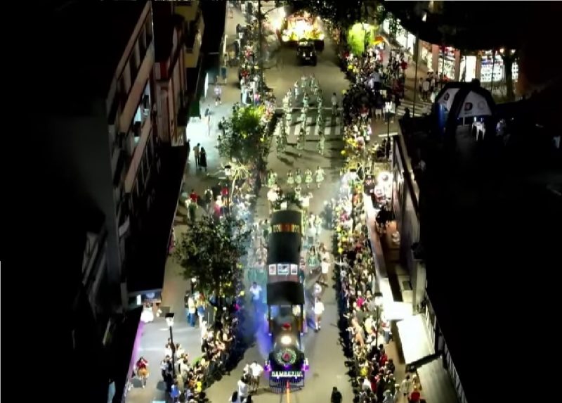 Carro da Maria Fumaça durante desfile pela Rua XV de Novembro em Blumenau