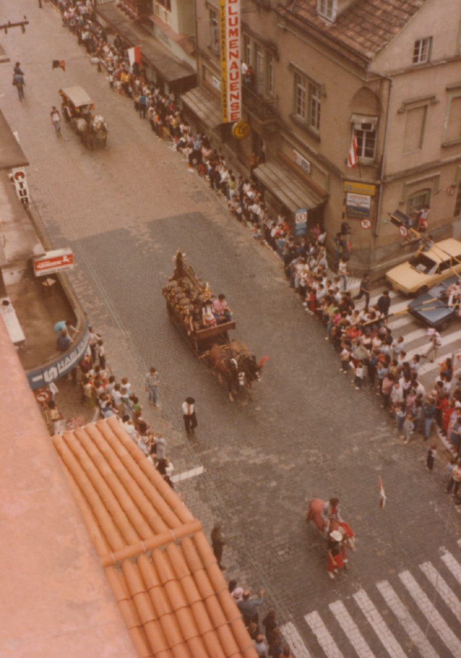 Primeiro desfile da Oktoberfest, na rua XV de Novembro - Acervo Histórico Prefeitura de Blumenau/Reprodução/ND