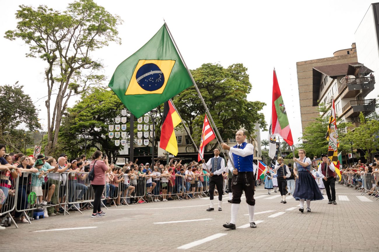 Grupos folclóricos e bandas representam a cultura germânica nos desfiles da Oktoberfest Blumenau - Daniel Zimmermann/Reprodução/ND