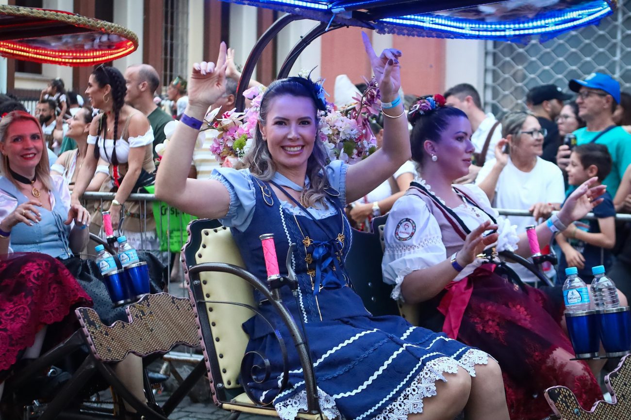 Diversão e alegria marcou a tarde de sábado em Blumenau - Júlio Maistroviz DM Fotos/Reprodução ND