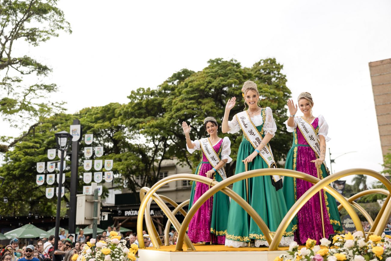 A rainha e princesas da Oktoberfest Blumenau também participam do desfile - DZ Fotografia/ND