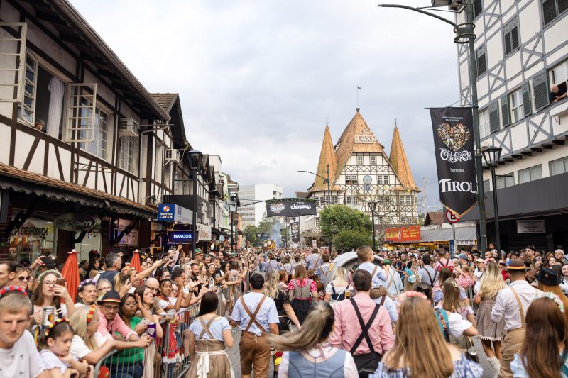 Desfile na Oktoberfest Blumenau 