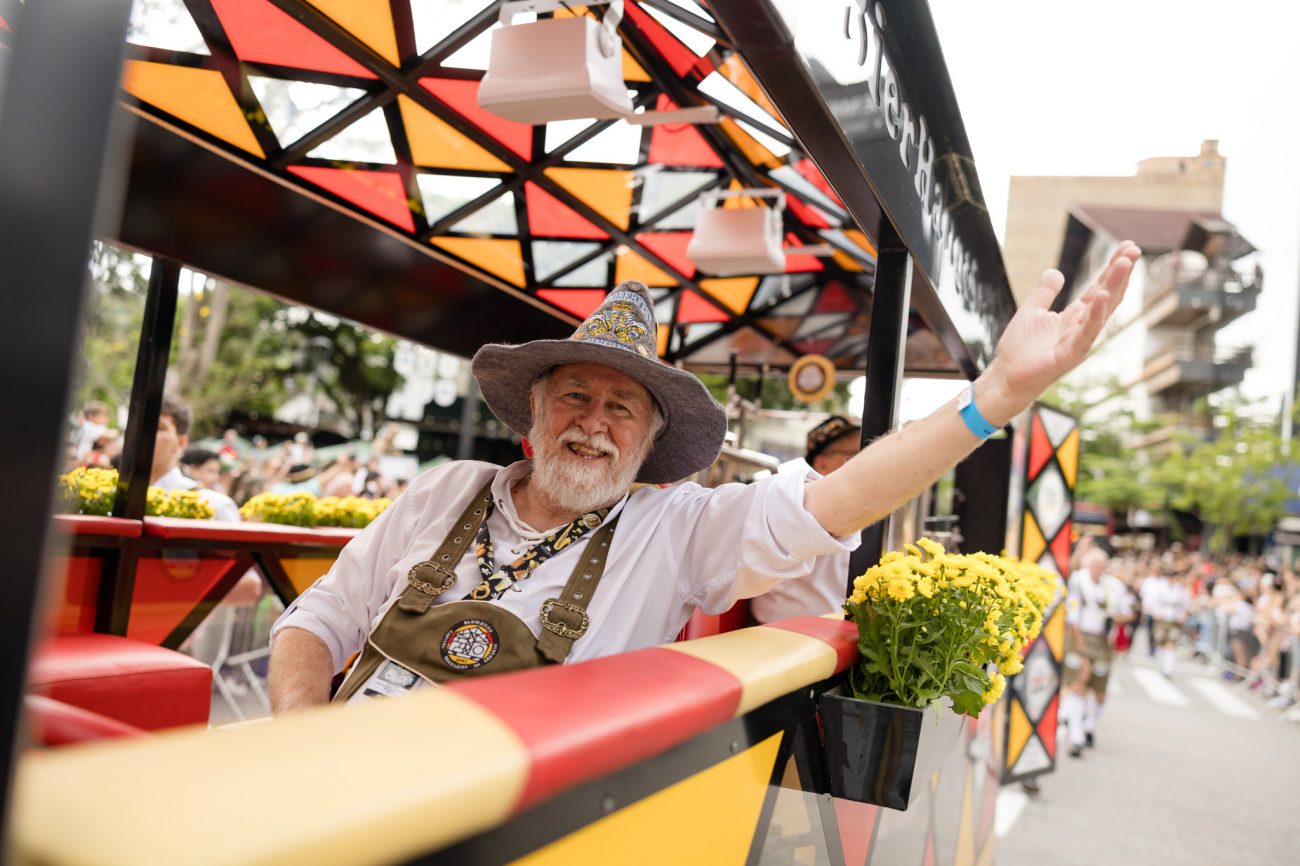 Os desfiles se tornaram símbolo da Oktoberfest Blumenau - Daniel Zimmermann/Reprodução/ND