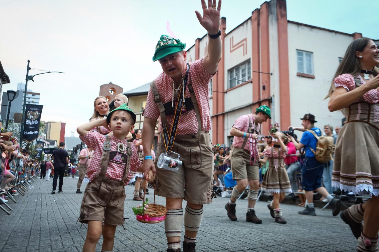 Filhos acompanharam os pais no primeiro desfile da festa - Júlio Maistroviz DM Fotos/Reprodução ND