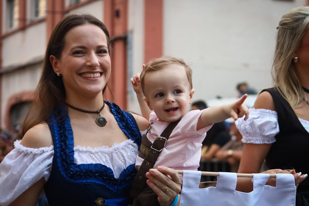 Mães e filhos prestigiaram o primeiro desfile em Blumenau - Júlio Maistroviz DM Fotos/Reprodução ND