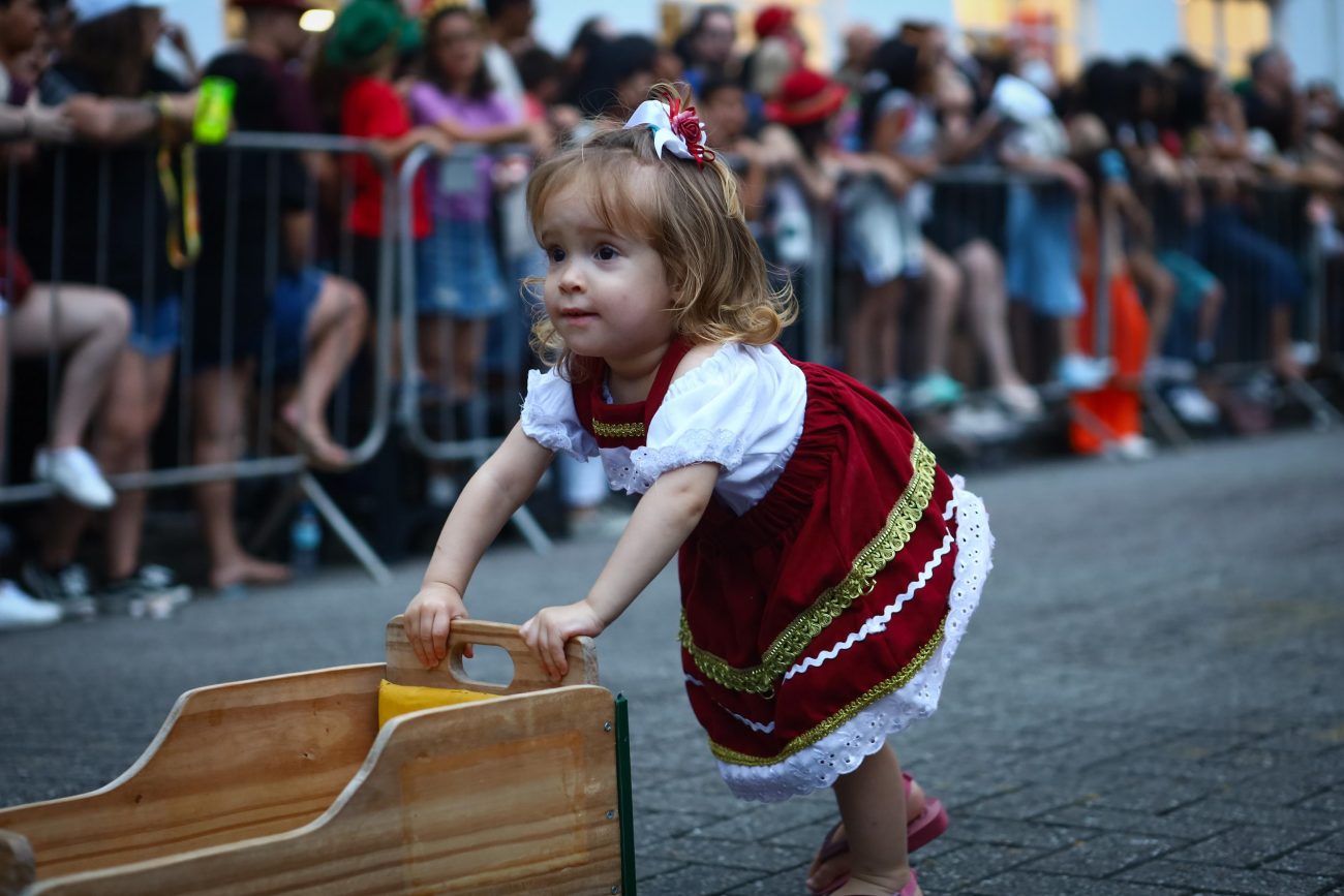 Pequenos participaram de desfile na Oktoberfest Blumenau - Júlio Maistroviz DM Fotos/Reprodução ND