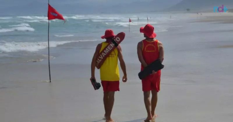 imagem mostra atuação dos bombeiros em praia de SC