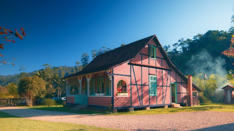 Destino turístico em Pomerode, casas enxaimel são famosas por transportar visitantes à cultura trazida pelos imigrantes 