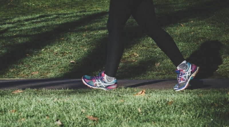 na imagem aparece mulher caminhando para ajudar a reduzir o diabetes