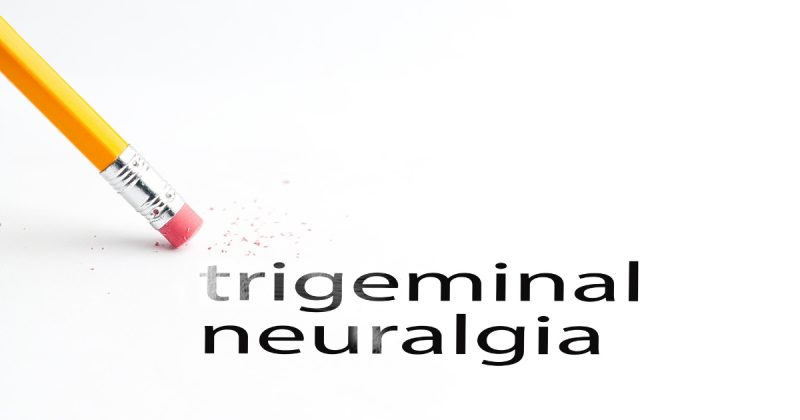 Lápis apagando a palavra Neuralgia do trigêmeo em inglês