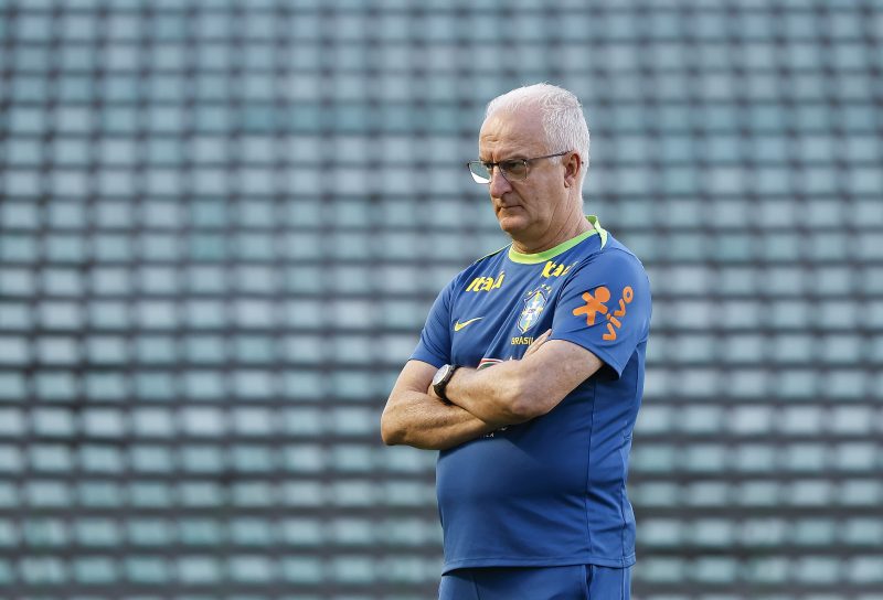 Dorival Júnior de braços cruzados durante treino da seleção brasileira; Brasil x Peru se enfrentam nesta terça