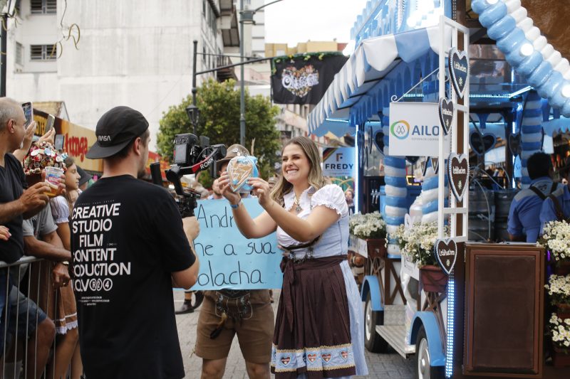 Desfile da Oktoberfest Blumenau aconteceu no último sábado (12)