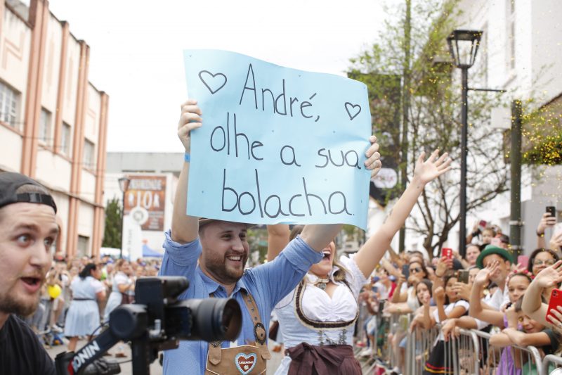 Plaquinha que pediu que André olhasse a bolacha