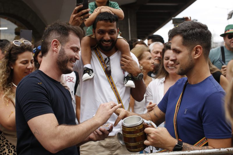 Pedido de casamento marca desfile da Oktoberfest Blumenau