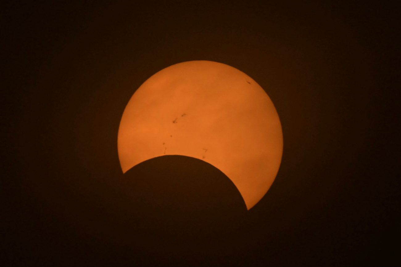 Sol, parcialmente, coberto pela Lua nessa quarta-feira (2) - AFP/ND