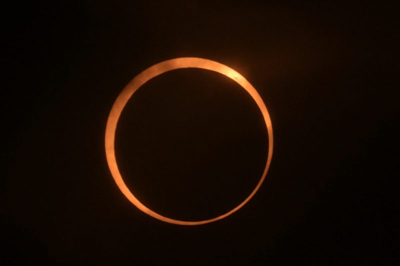 Eclipse anular acontece quando a Lua cobre o Sol, deixando um "anel de fogo" em seu entorno - Foto: AFP/ ND